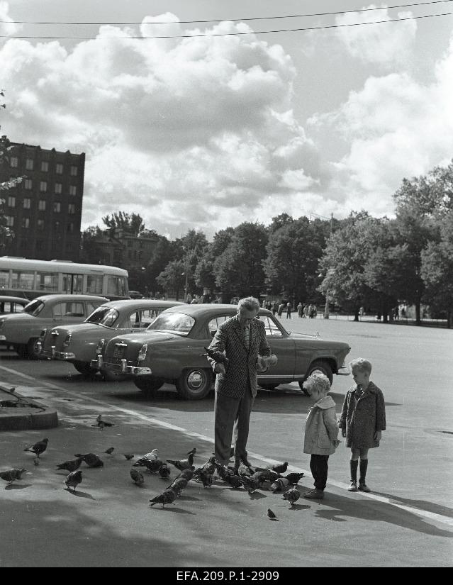 Professor Paul Ariste and his grandchildren fed.