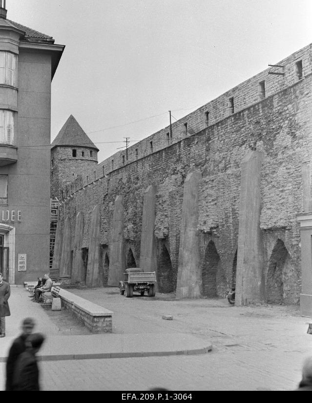 City wall on Müürivahe Street.