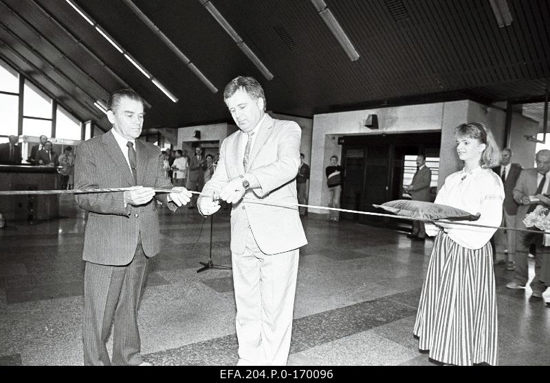 Minister of Transport Tiit Vähi (middle) opens Tallinn - Frankfurt international airline.
