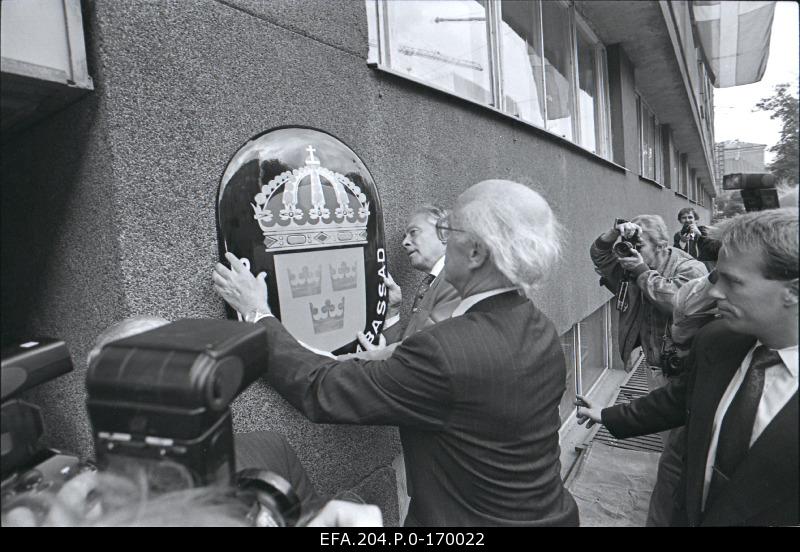 Opening of the Embassy of the Kingdom of Sweden in Tallinn, Endla tn. 4. The label is placed on the wall by the Estonian Foreign Minister Lennart Meri.