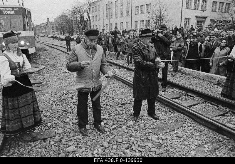 At the opening of the new viaduct of Pärnu road, the tape will be cut through the worker e. Jaakson and the bridge construction train no. of the Tallinn Tramms and Trollibusside Government. 423 worker I. Demidov.