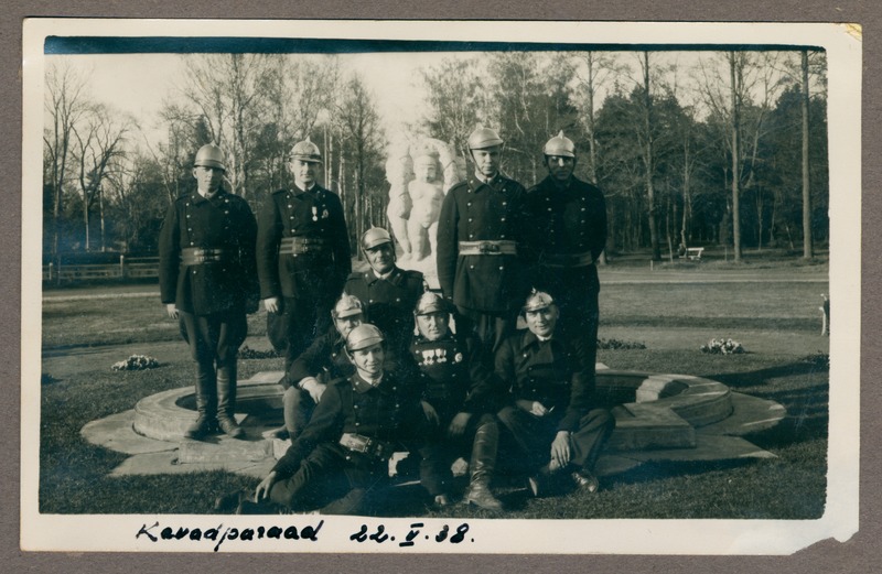 Pärnu VTS liikmed kevadparaadi ajal Pärnu mudaravila esisel platsil, 1938.a.