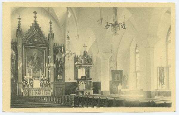Tallinn, Peeter-Pauluse katoliku kirik, sisevaade, vasakul altar.