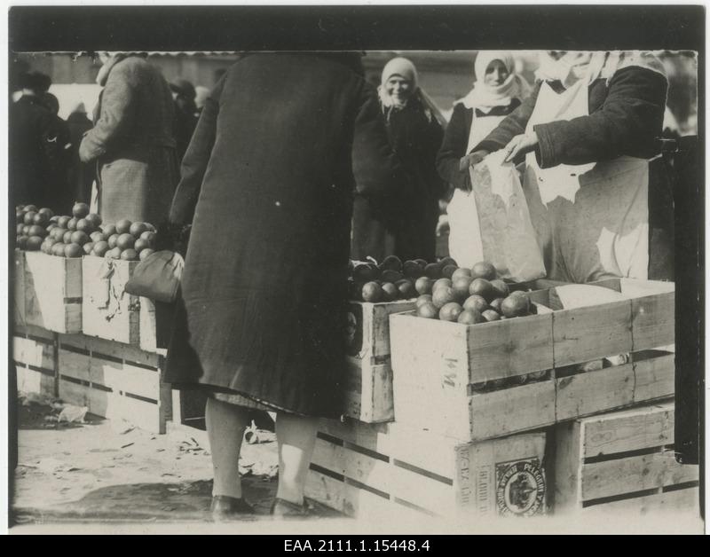 Sale of oranges on the Tartu market