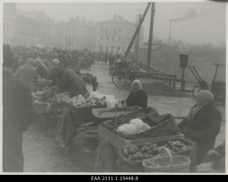 Vegetable sellers on the Tartu market, on the right shore of Emajõe
