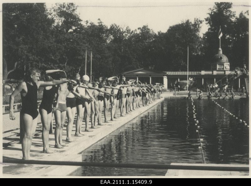 Young people to practice in the name of the swimming style