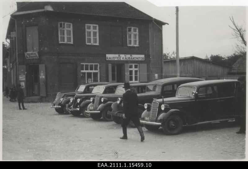 Stern e. V. R. Raudtee Kaubakontor and cars in front of it