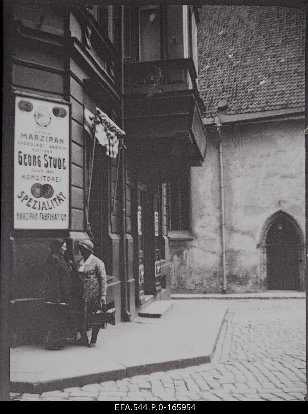 Entrance to Georg Stude's confectionery.