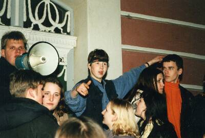 Eesti paremtsentristliku noortefoorumi ja Eesti Gümnasistide Liidu  meeleavaldus sõidusoodustuste kaotamise vastu. Taga vasakul aktivist Arne Otter.  Tartu, 15.01.1997. Foto Meelis Lokk.