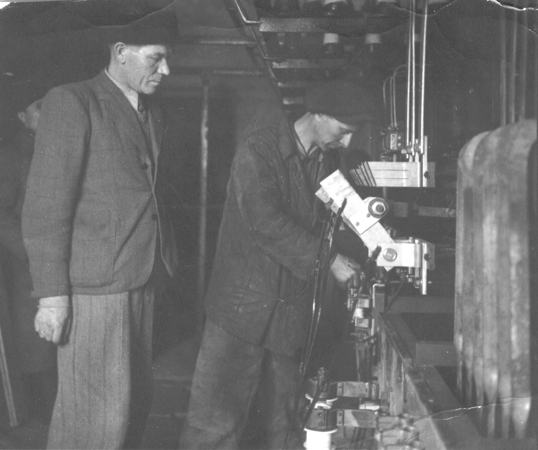 Foto. Lülituskilbi montaaþ Võru Elektrijaamas 1946 - 1947 talvel.