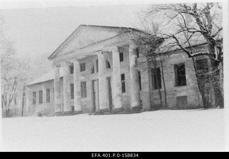 The decaying Raikküla manor building.