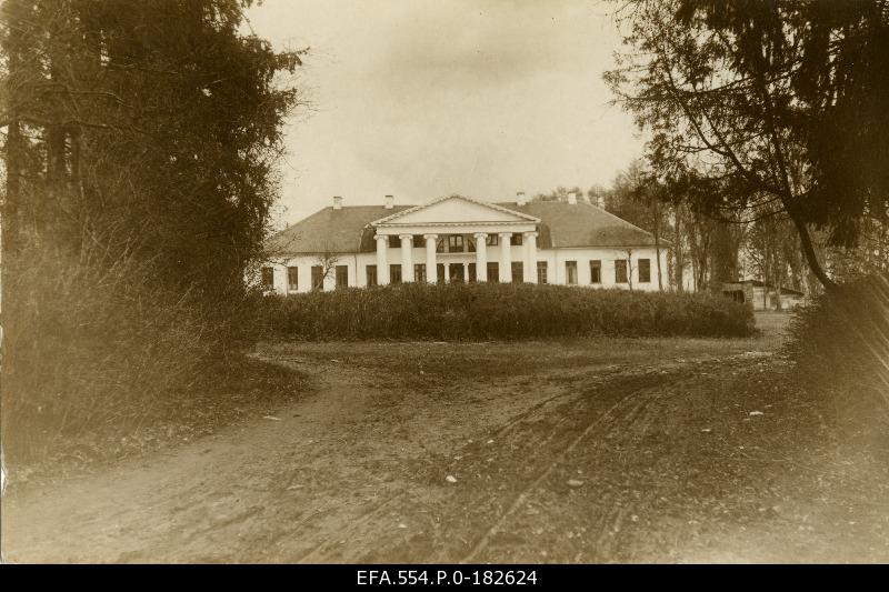 Raikküla kindergarten house and 6 kl. Primary school in the gentleman house of the manor of Raiküla.