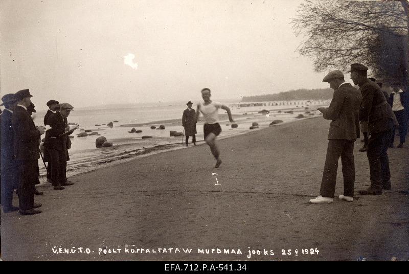 Cross-country race competitions organized by the Tallinn Department of the Estonian Youth Community on the shore of Pirita. The winner finishes.