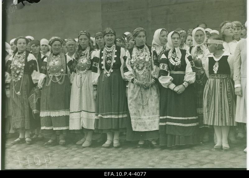 A group of setu women in clothes have come to welcome the Polish President J. Mosziek on his arrival in Tallinn.
