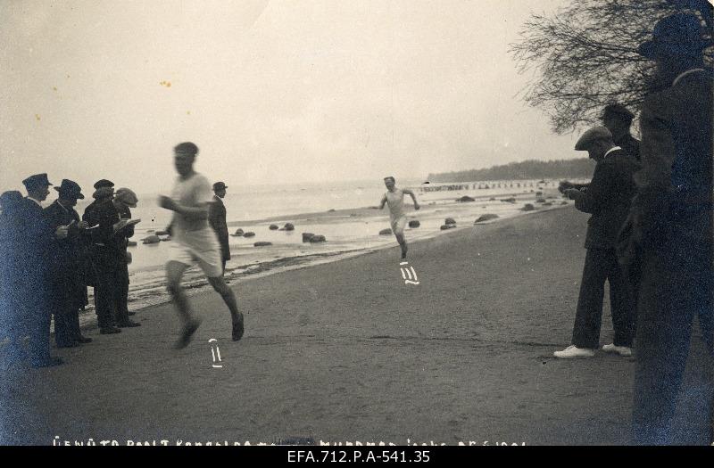 Cross-country race competitions organized by the Tallinn Department of the Estonian Youth Community on the shore of Pirita. The athletes who arrived at the second and third places will Finish.