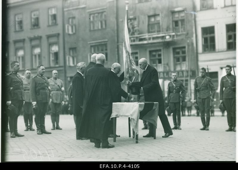 Transfer of the flag to the representatives of the Defence League.