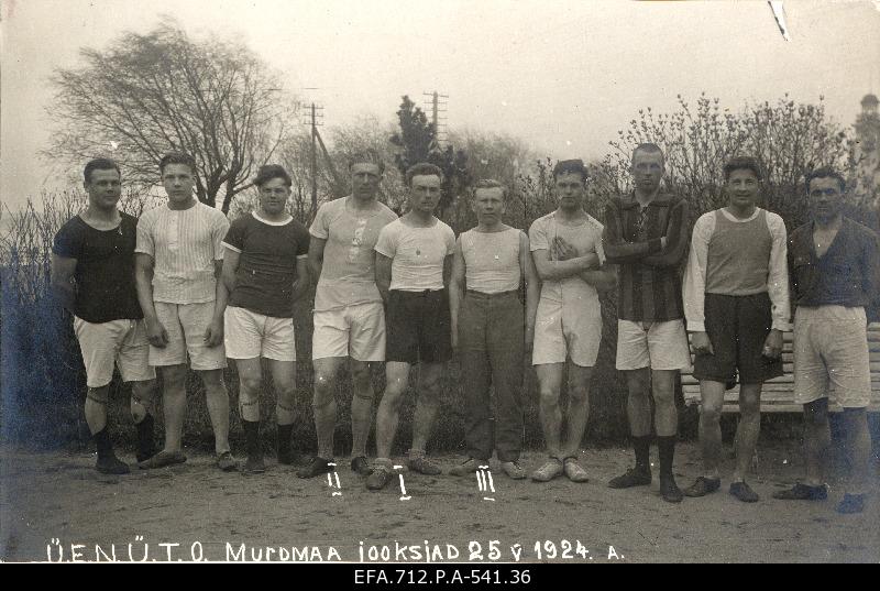 Participants of the cross-country race organised by the Tallinn Department of the Estonian Youth Community before the competition.