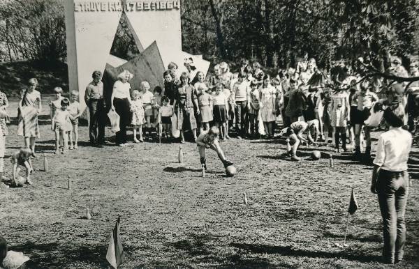 Festival "Tartu kevad 81". Lastemängud Toomemäel Struve mälestusmärgi juures. 1981