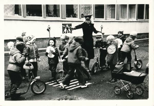 Tartu 35. lastepäevakodu (lasteaed Krõll), 10. rühm liiklustunnis. 1979. Foto Helle Lasn.