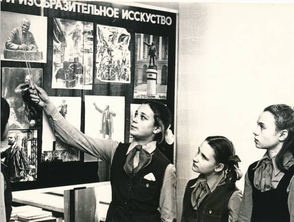 Tartu VI keskkool, õpilased (pioneerid) kooli muuseumis. Seinaleht Lenini kujutistega. 1971