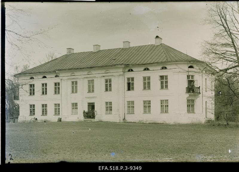 Varangu Original School (former manor building).