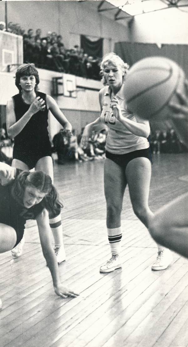 TRÜ korvpallinaiskond mängimas. Tartu, 1979.