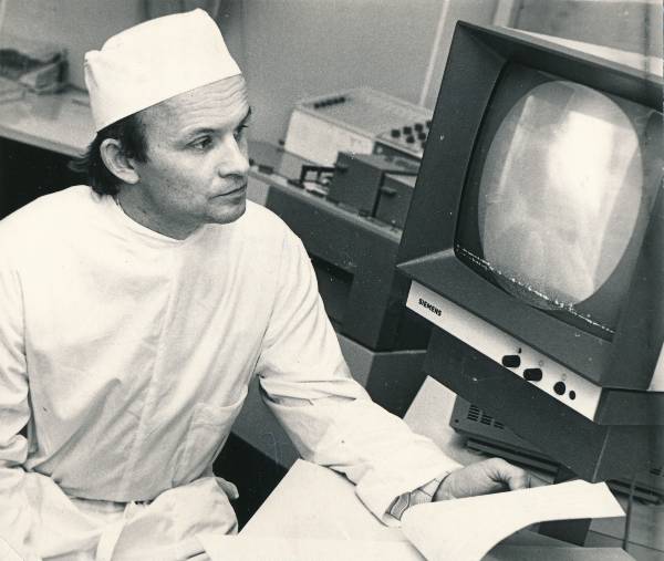 Tartu Kliiniline Haigla, südame koronaarkirurgia osakond. Arst, TRÜ professor Toomas Sulling südameuuringut tegemas.  1979