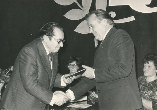 Tartu filmibaas. Tartu RSN TK aseesimees Jüri Vene (vasakul) annab üle aukirja filmibaasi esindajale.  1979