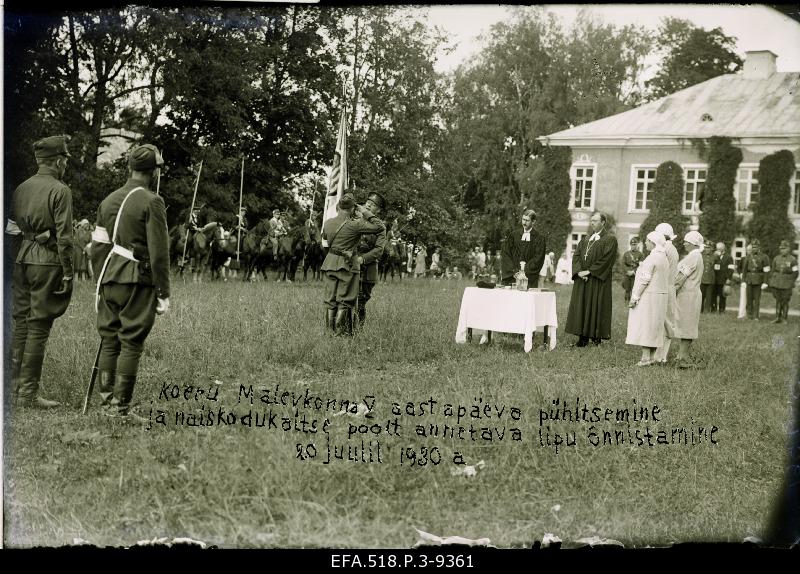 At the celebration of the 5th Anniversary of the Estonian National Defence Union Järvamaa Maleva Dog Malevkonna, the flag is blessed given by the women’s home defence.