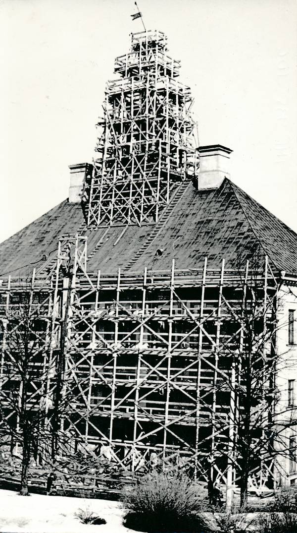 Tartu raekoda, restaureerimine. Tellingud maja ümber. 1979