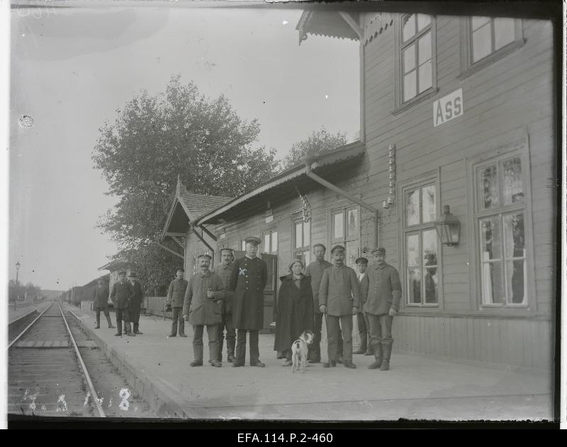 The commander of Kiltsi Station Karl Masing [with her husband] and the supervisors of the German pioneer army and air defence observers on the platform of the railway station.