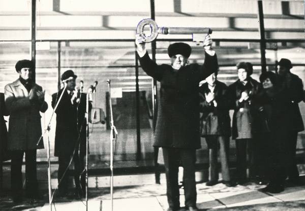 TRÜ teadusraamatukogu avamine, sümboolse võtme üleandmine.  30.12.1980