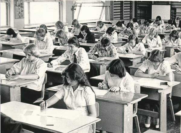 Lõpukirjandi kirjutamine ühes Tartu keskkoolis. 1979