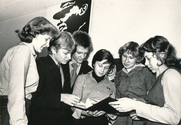 Tartu 12. keskkool, koolinoored vaatavad albumit. 1979