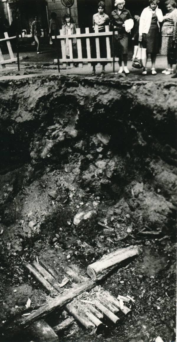 Raekoja plats, arheoloogilised kaevamised. Tartu, 1981.