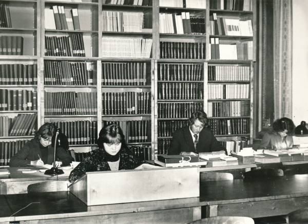 Tartu Kirjandusmuuseum, arhiivraamatukogu lugemissaal. 1979