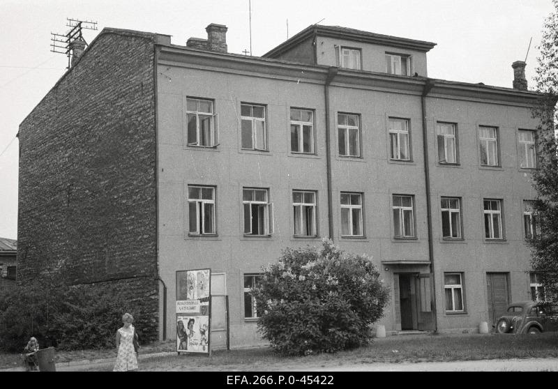 The building is Pärnu Road 41, where the Central Council of VSÜ Kalevi is located.