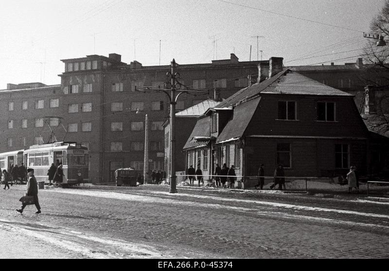 View of the buildings located at the crossing point of Pärnu road and Tõnismäe Street.