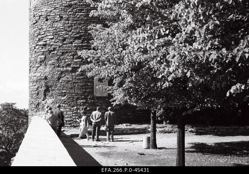 On the wall of the Pika Hermann Tower on August 2, 1906, 18 revolutionary crossroads Pamja Azova sailor were executed in memory.