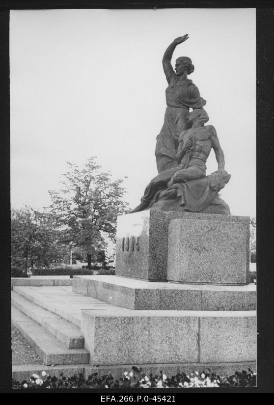 On October 16, 1905 a memorial of the demonstrators killed on the new market in the park on October 16th. (Sculptor L. Palutedre, architect m. Port, opened on 5 November 1959).