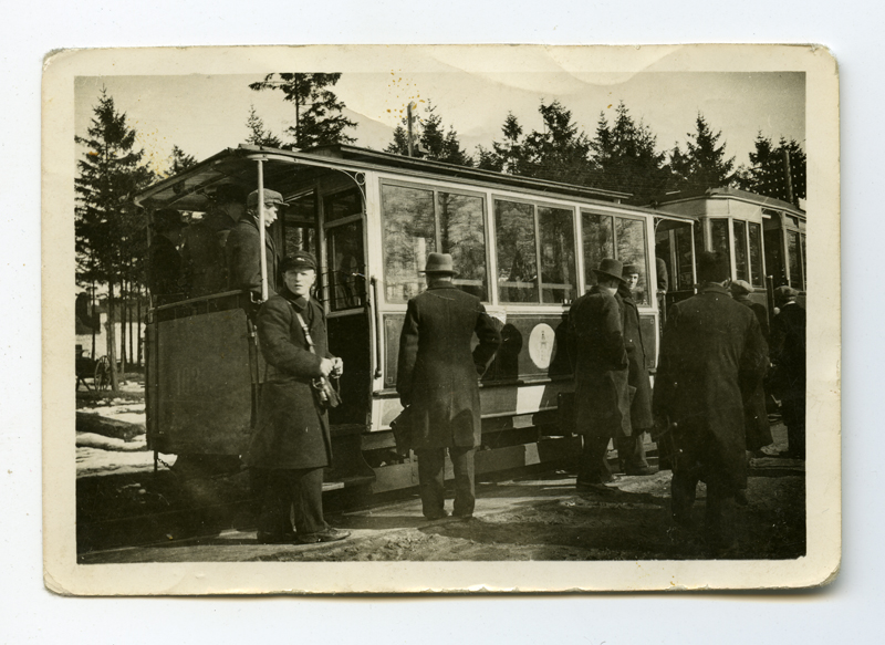 Tallinna Merekooli õpilased trammipeatuses