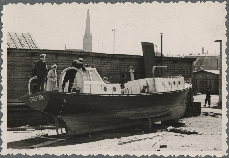 Üleliidulise Merekalamajanduse ja Okeanograafia Teadusliku Uurimise Instituudi Eesti osakonna töötajad ekspeditsioonilaeva "Marina" vastuvõtul laevatehases.
Tallinn, 1960