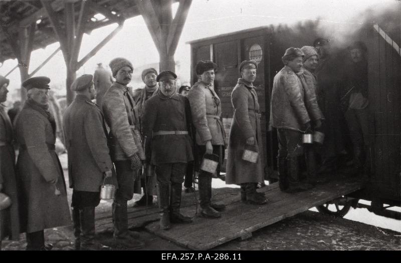 [1. Artillery Road 4 Battery soldiers before driving to the front at Nõmme Station at the kitchen car in the dining order].
