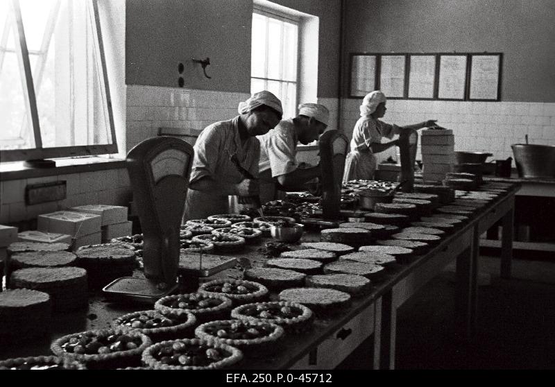 View of the conveyor line of the Tartu Bread Combination of the new confectionery of cakes.