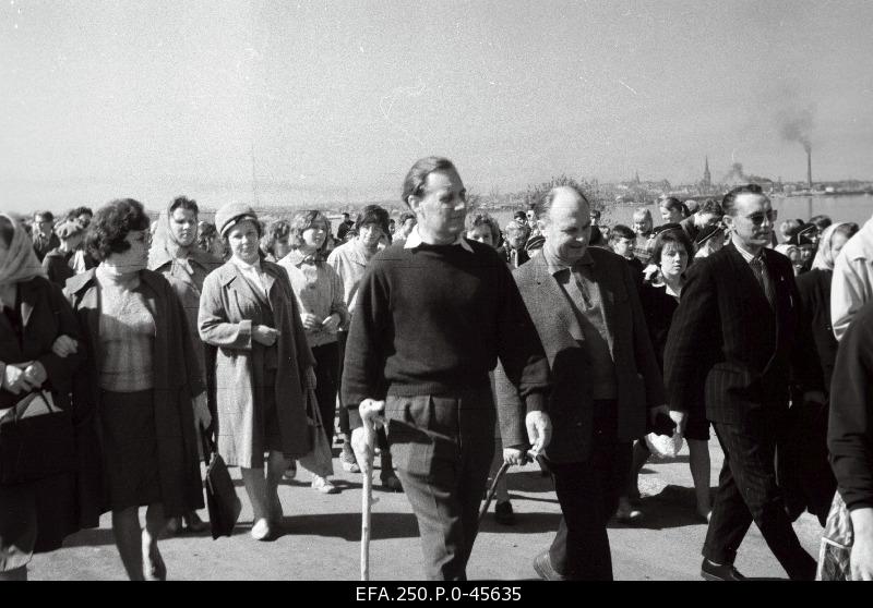 Participants from the first national tour on the way to Iru, on the front (left) Hero of the Soviet Union a. Meri, Chairman of the Executive Committee of the Tallinn City TsN J. Undusk, Vice-Chairman of the Council of the Soviet Union of Sports Associations and Organizations K. Silvet.