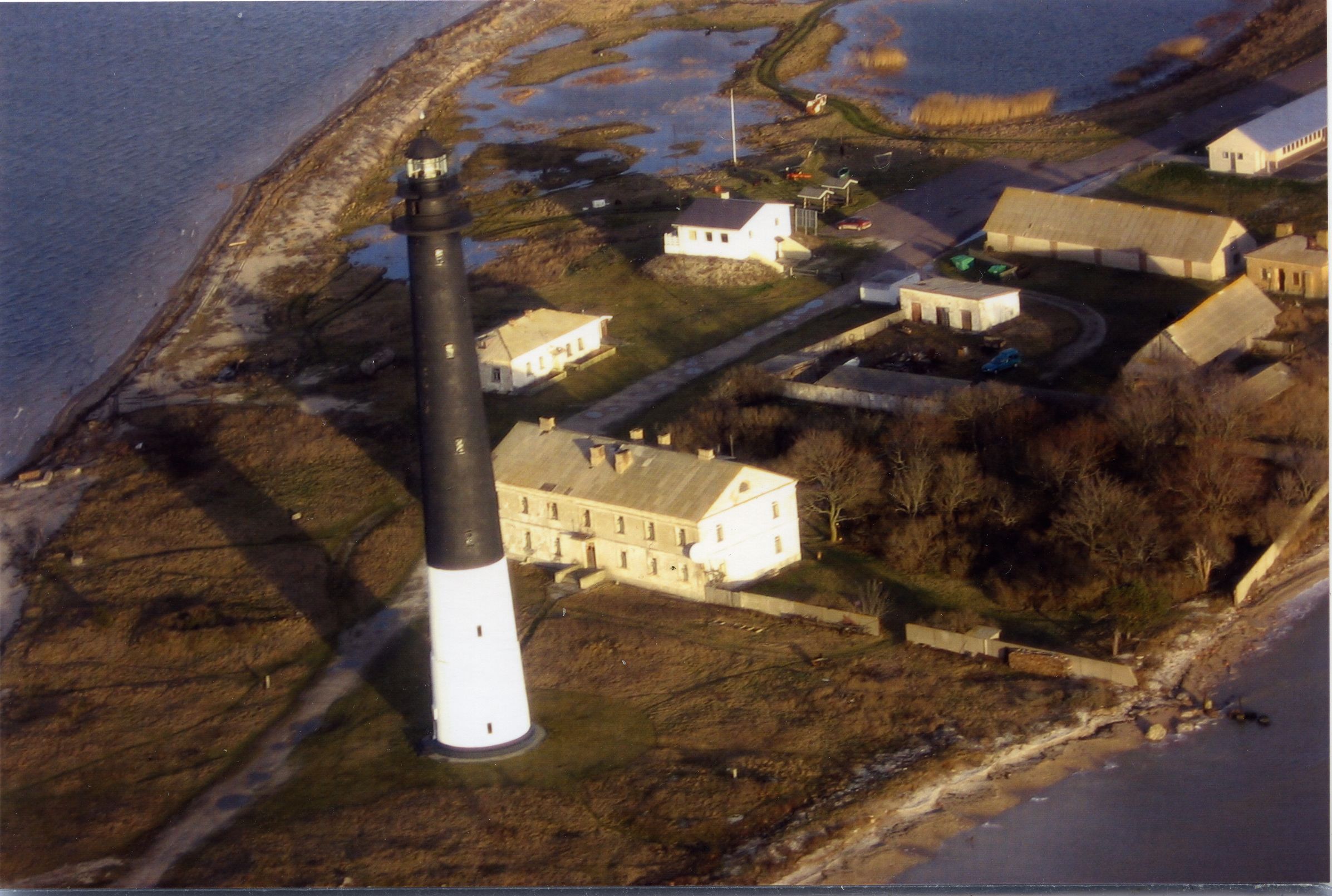 Aerofoto: Sääre tuletorn ja kordon 2007. aastal - lähivaade