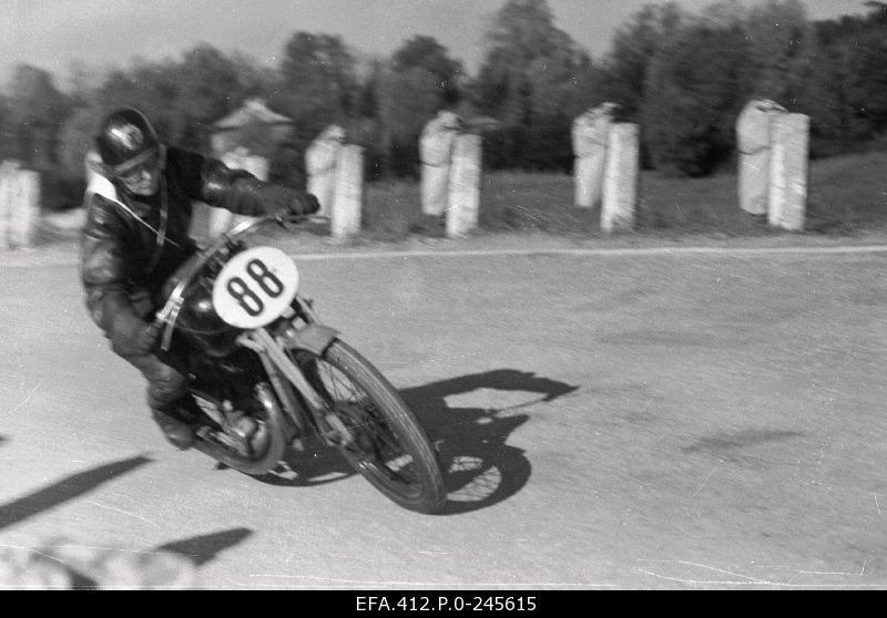 ENSV 1953 round-road races. Õilme Kaseorg, 350cm3, Club VSÜ Workforce Reserves