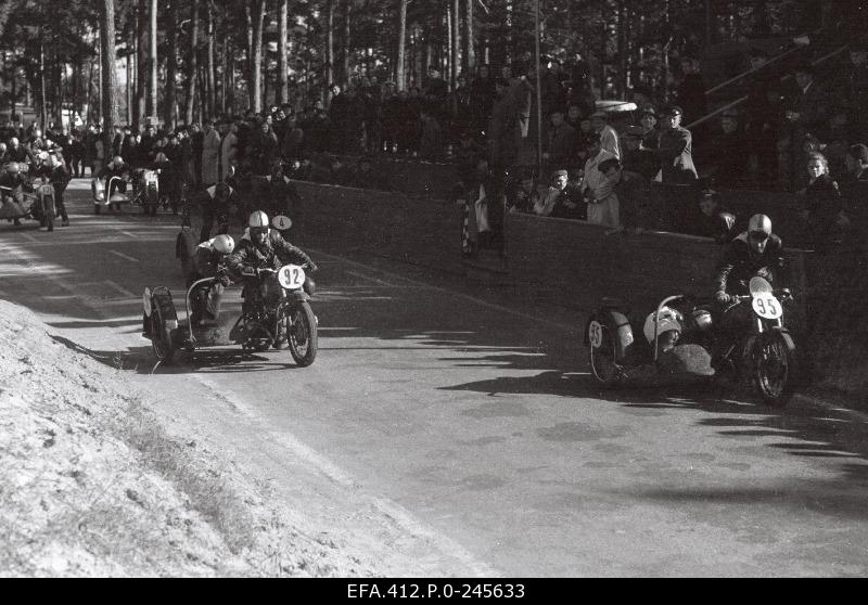 ENSV Circular Race races in 1953 on the Pirita-Kose-Kloostrimetsa Circular Race. Kalju Männikus / Harald Küünemäe, no 95 Karl Rinaldo / Viljam Suurkuusk, no 131 Johannes Jürisoo / Braugerd Moor, no 77 Harald Kanniste / Harald Praks.