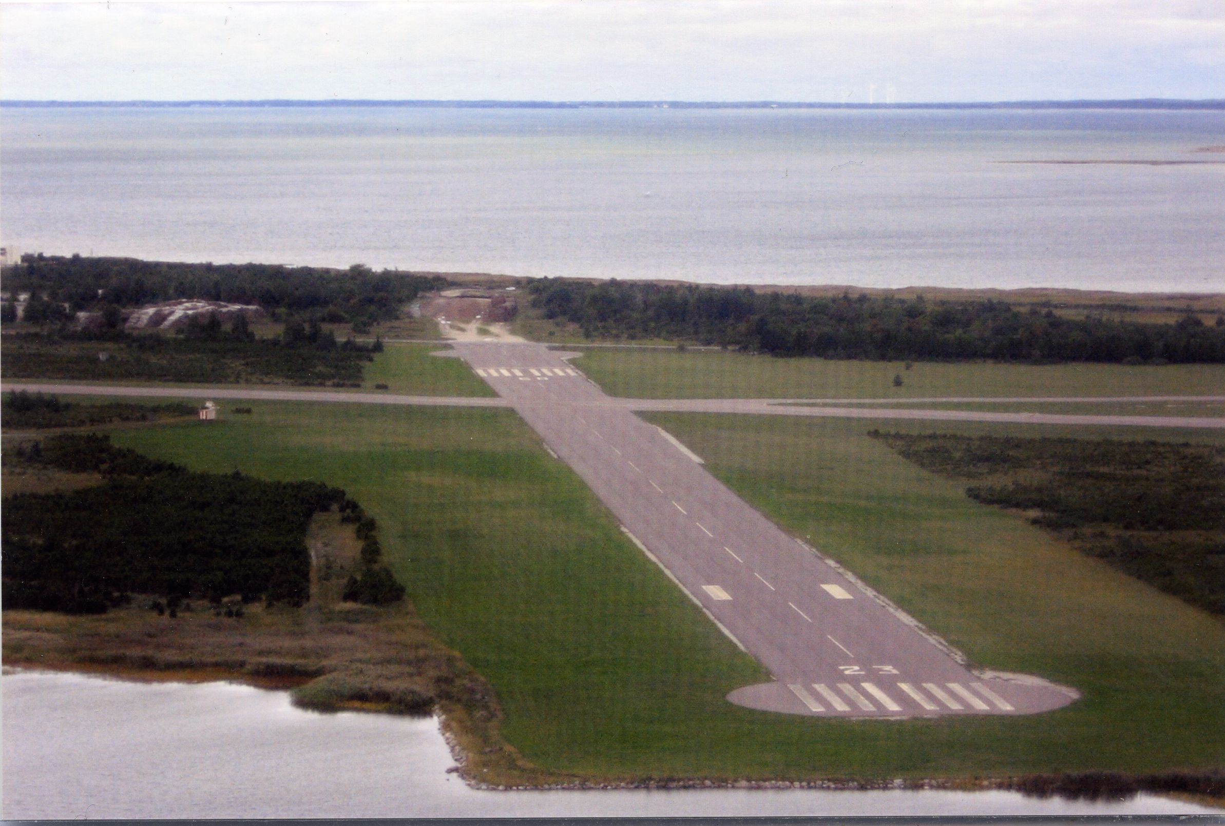Aerofoto: Kuressaare lennuvälja lennurada 2006. aastal.