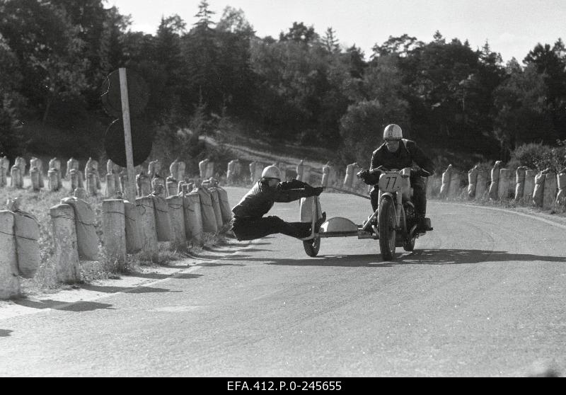 Motosporters Harald Kanniste / Harald Praks (Dynamo) competes with a wing car in the class of motorcycles at the ENSV in the 1953 round race on the Pirita-Kose-Kloostrimetsa circular track.